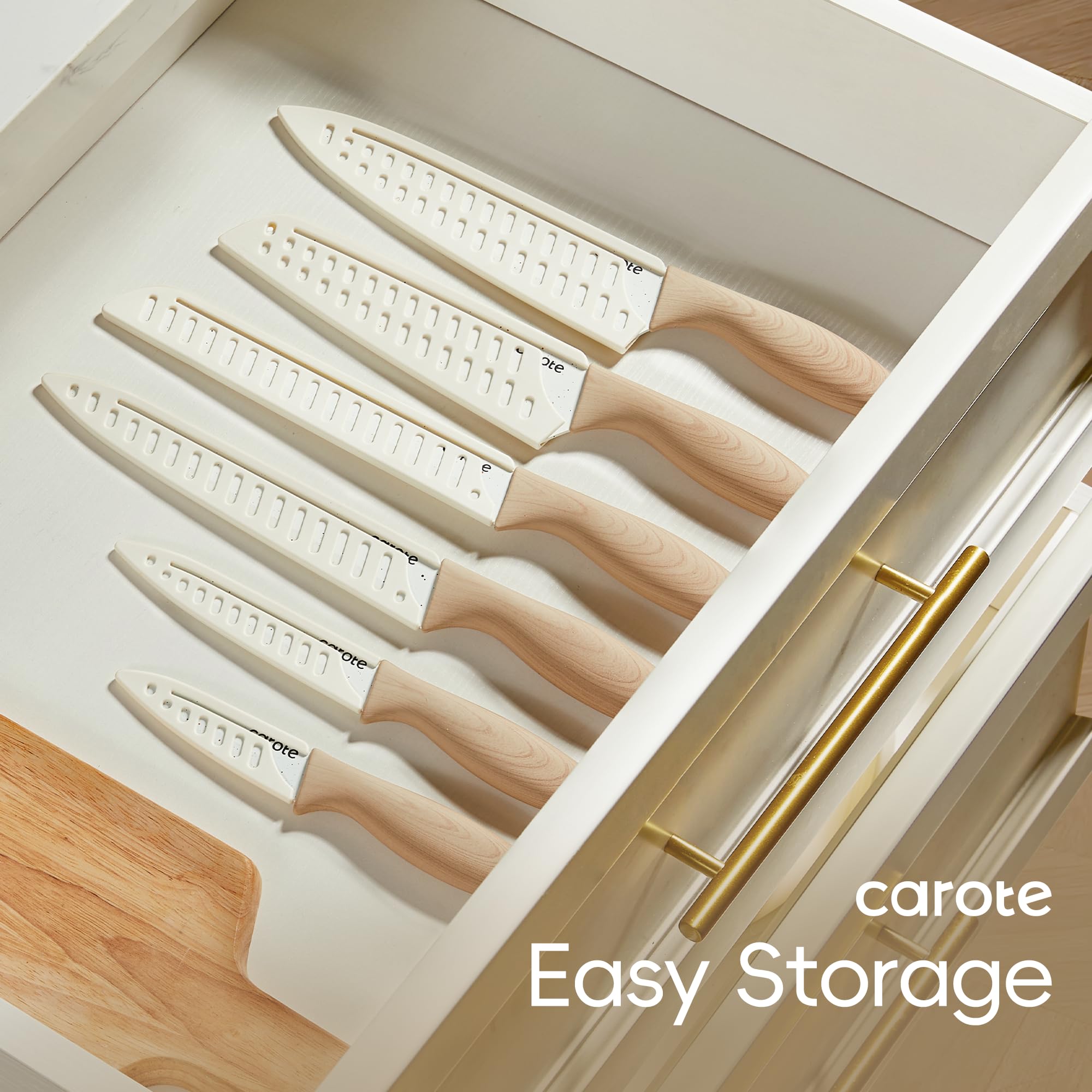 CAROTE knife set with blade guards enables safe, compact storage.
