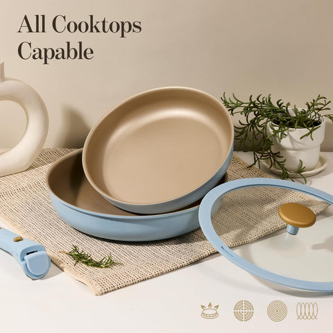 CAROTE silicone pad protects countertops and cushions pans from heat.