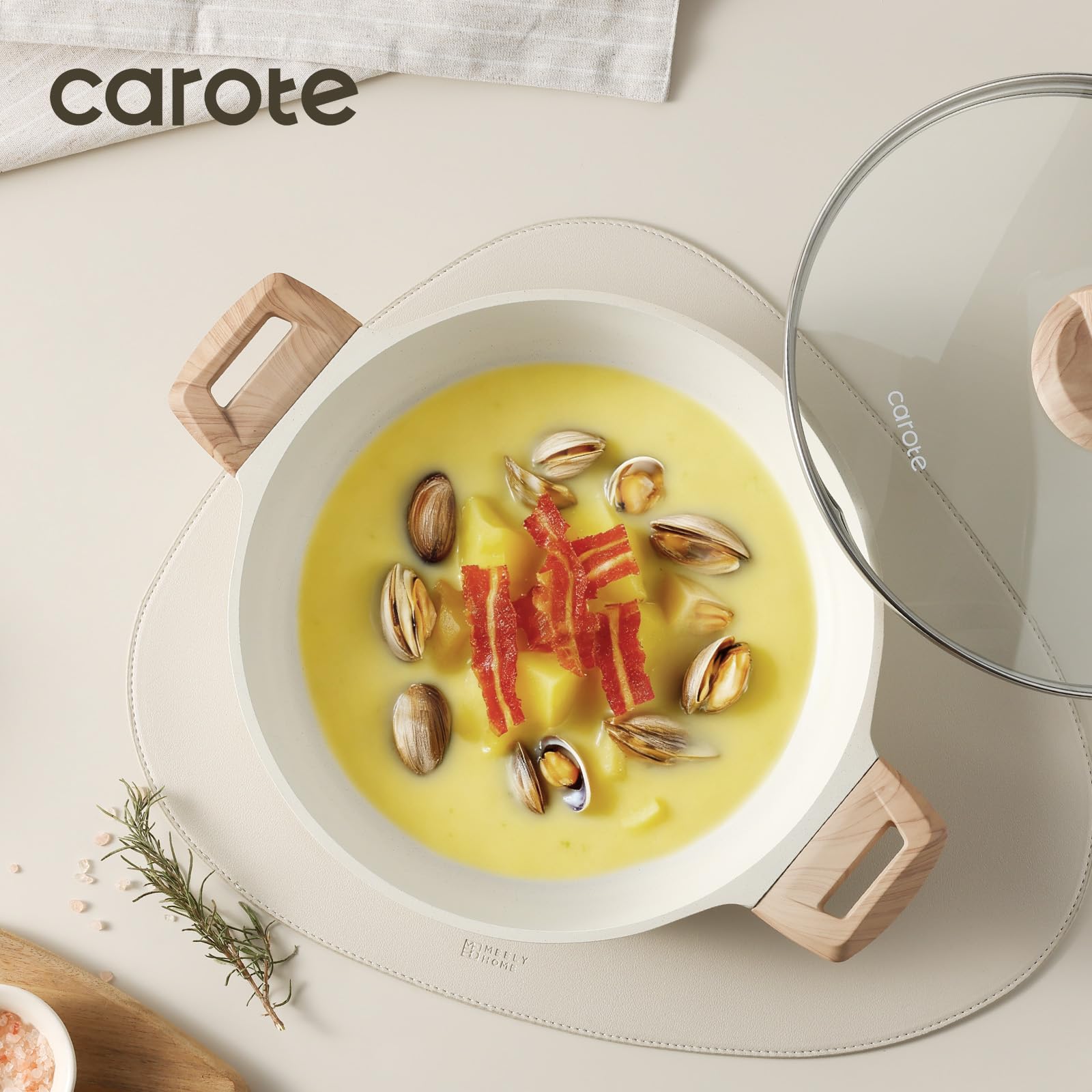 CAROTE pot with lid and secure handle design.