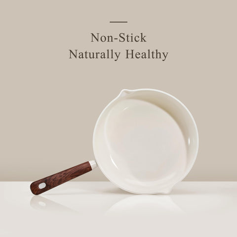 CAROTE wooden-handle spatula protects the ceramic coating during flipping and lifting.