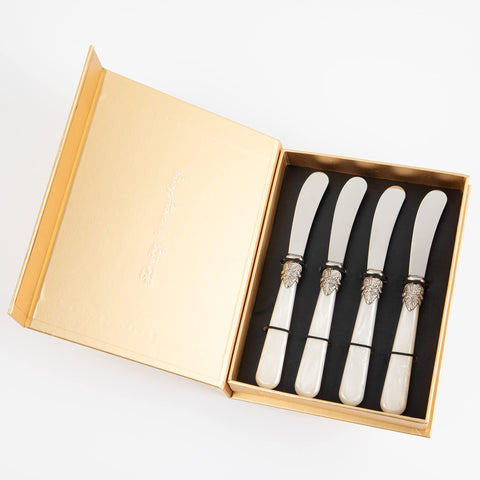 CATHYLIN Reverie bread knife with white handle for clean slices.