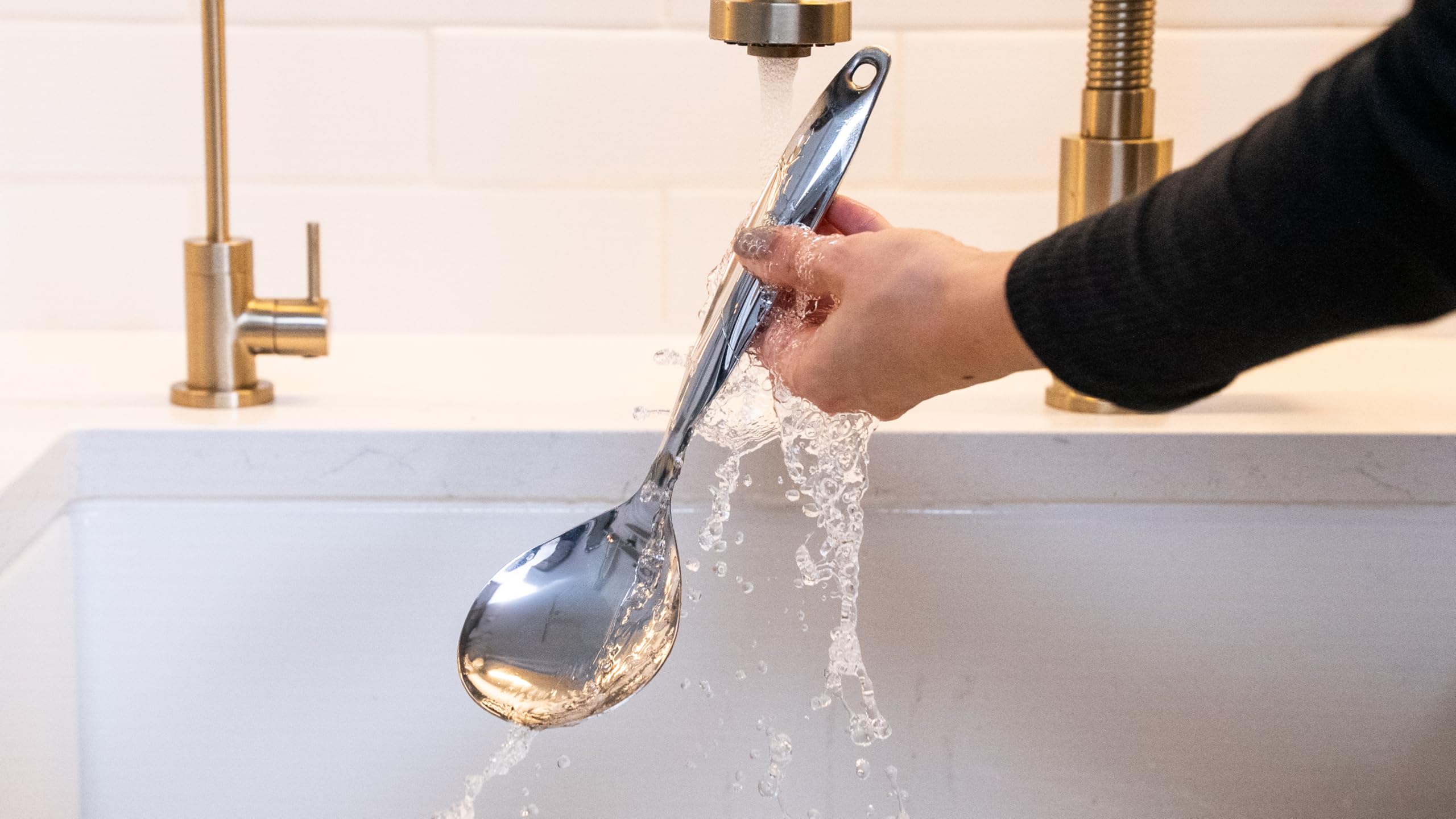 Ceywa rustproof and heat-resistant utensils hold up under high-heat cooking.
