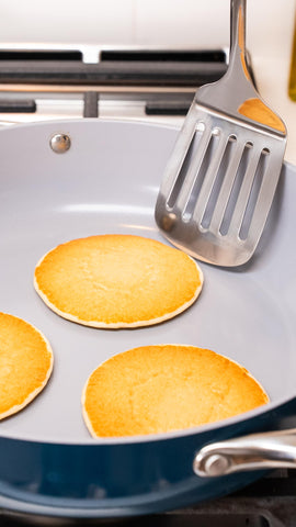 Ceywa spaghetti server in stainless steel ideal for serving al dente pasta.