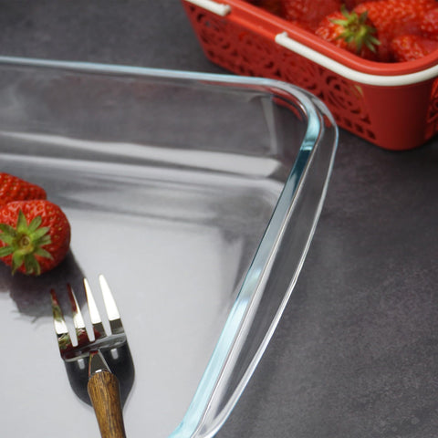 CGNWEEPS clear glass baking dish with handles for easy hot-dish transfer.