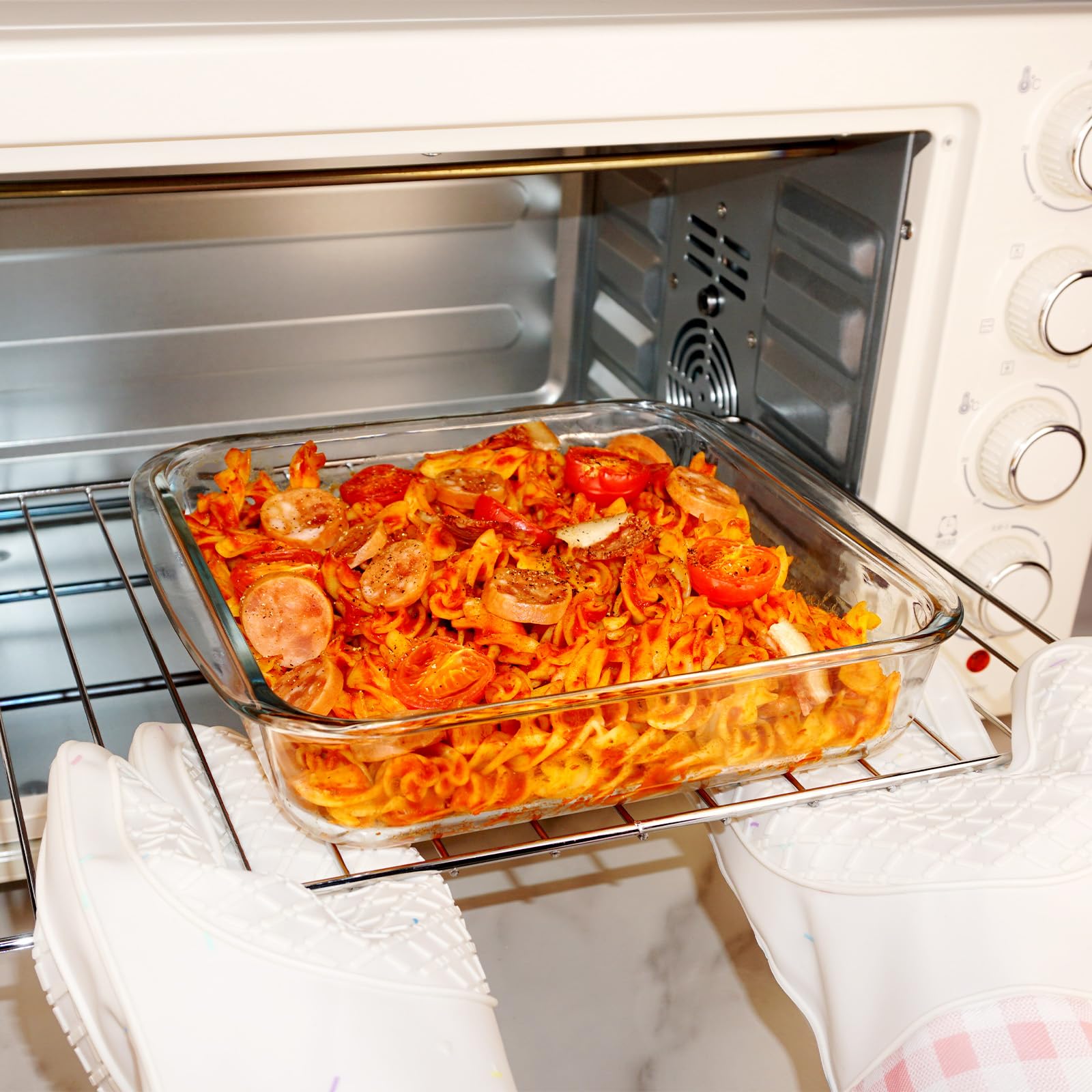 CGNWEEPS easy-clean baking dish, compact 1.6-quart capacity for snacks.