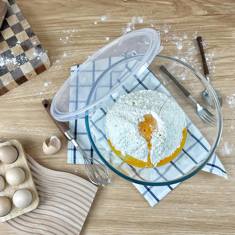 CGNWEEPS glass bowl with white lid, airtight seal preserves freshness.
