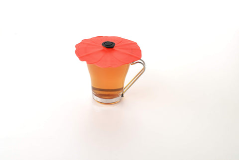 Charles Viancin Poppy lid demonstrates heat resistance for hot beverages.