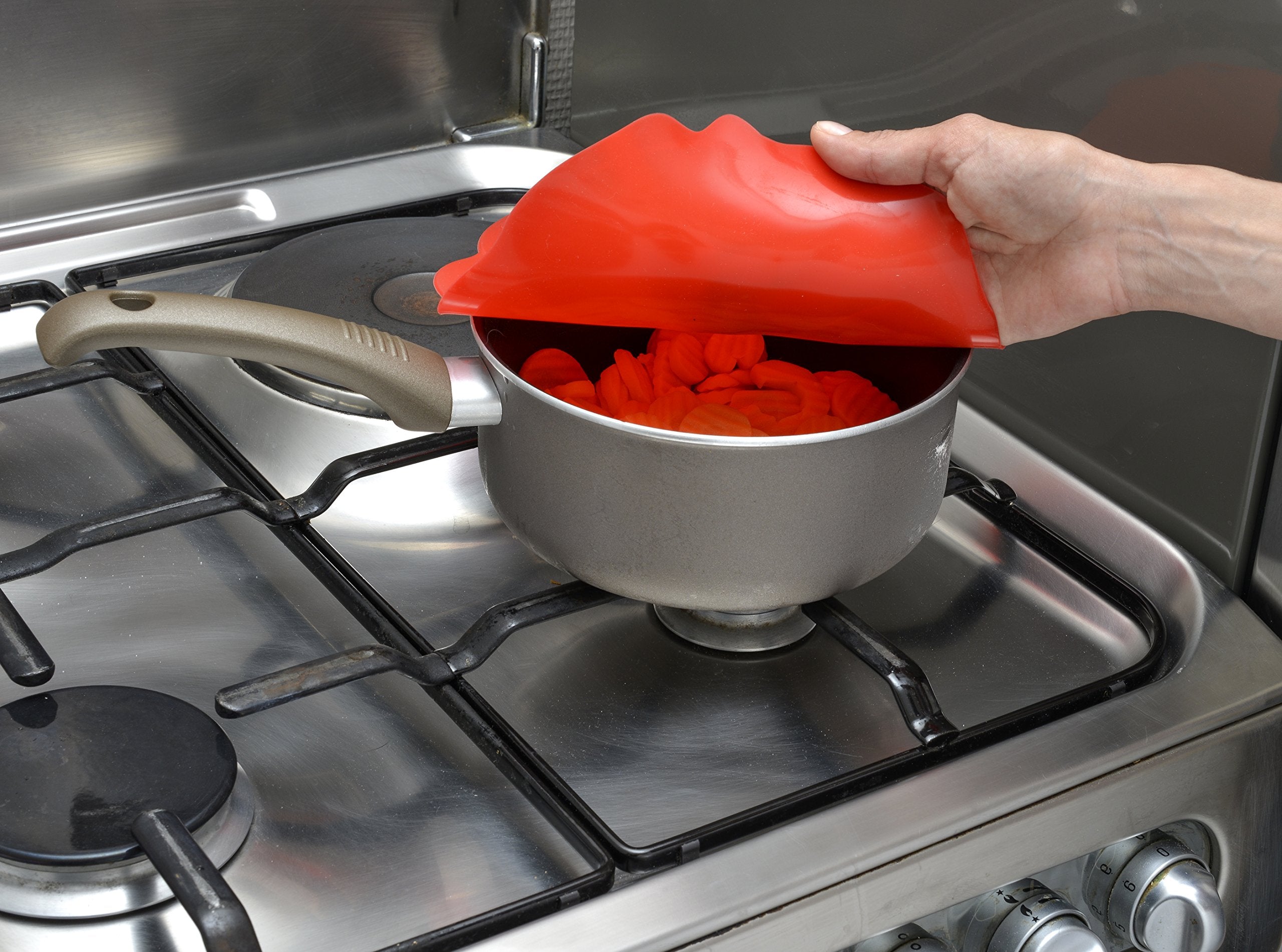 Charles Viancin Poppy silicone lid is dishwasher-safe for easy cleaning and reuse.