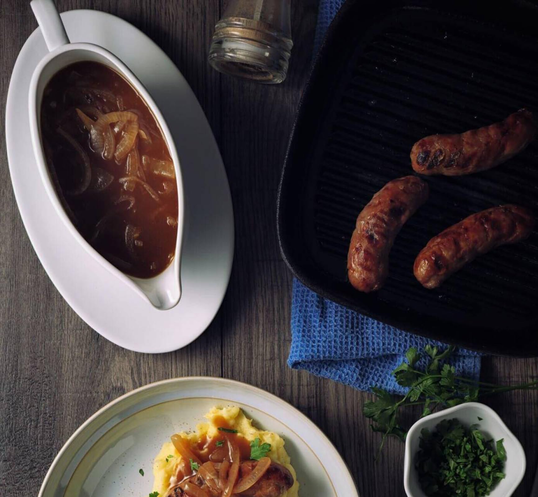 Cheardia versatile ceramic boat for broths, soups, syrups, or dressings.
