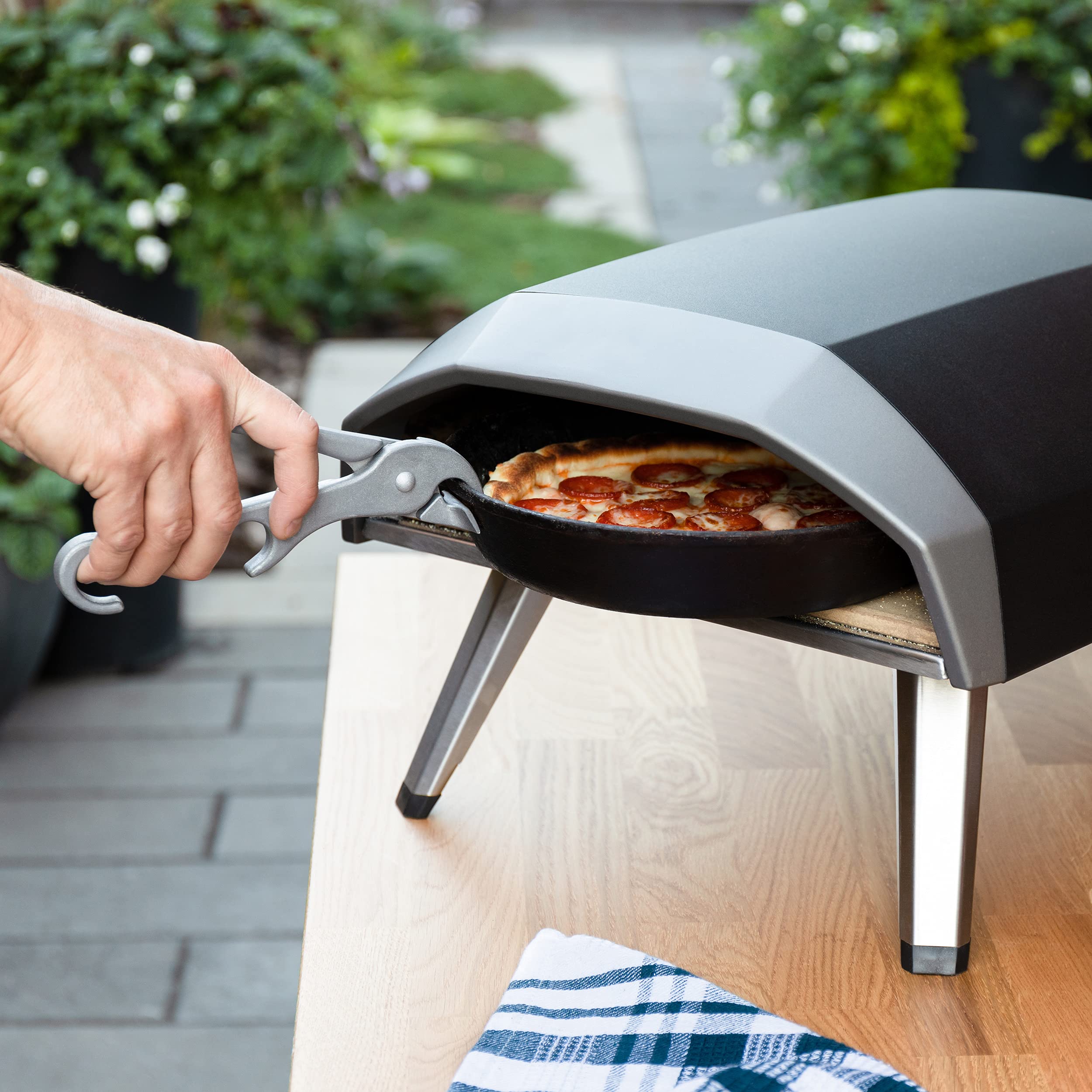 Chef Pomodoro oven, grill, and camp use to move hot pans safely.