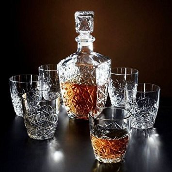Chefcaptain liquor decanter crystal cut pattern close-up, highlighting lead-free glass safety and easy dishwasher cleaning.