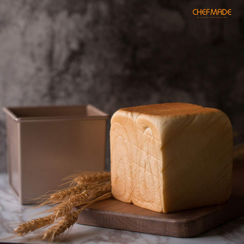 CHEFMADE loaf-pan rounded-edge image highlights reinforced edges for safe handling.