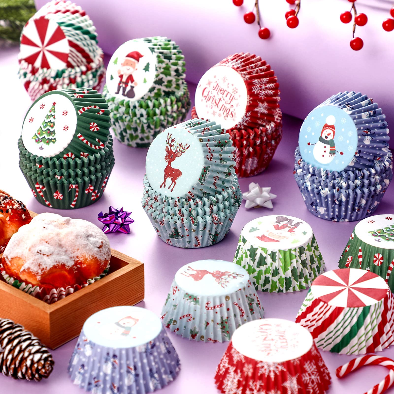 CHENGU Christmas-pattern liner creates a cheerful baking display