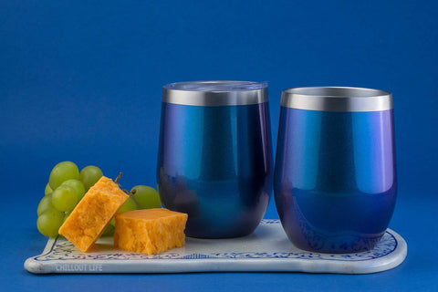 CHILLOUT LIFE blue sparkle wine tumbler lid-on view highlights leak-resistant design.