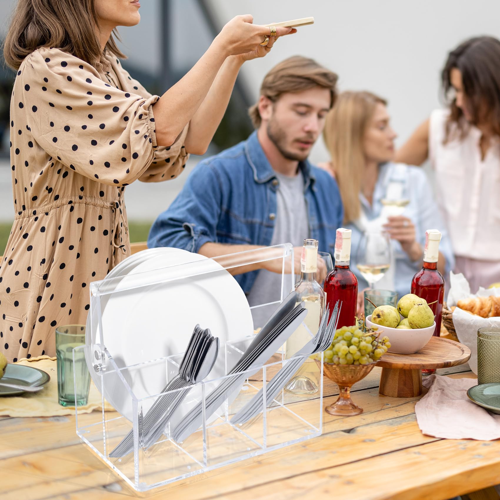 Chivalral four-section caddy keeps utensils organized