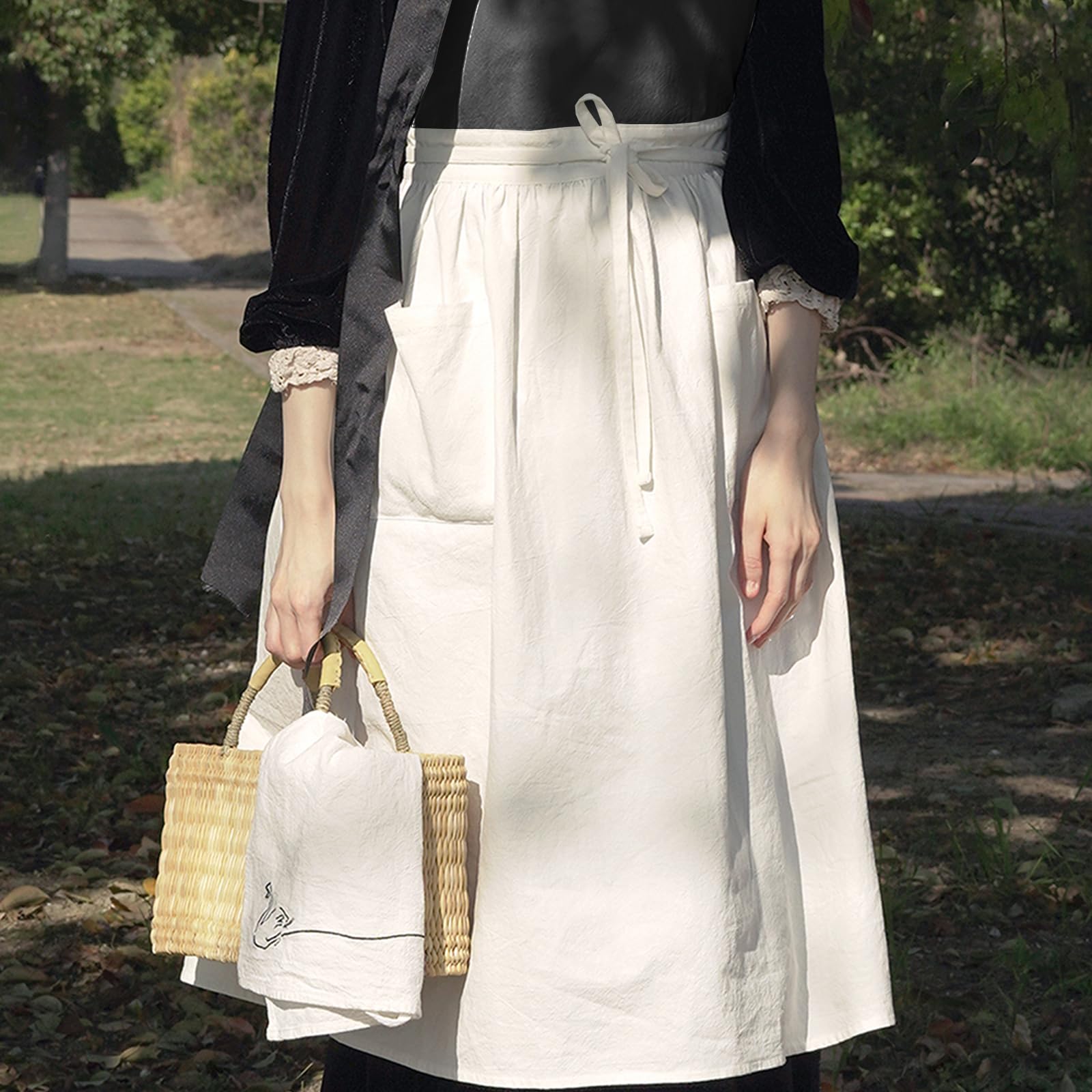 Cityelf half apron showing two large pockets for easy access