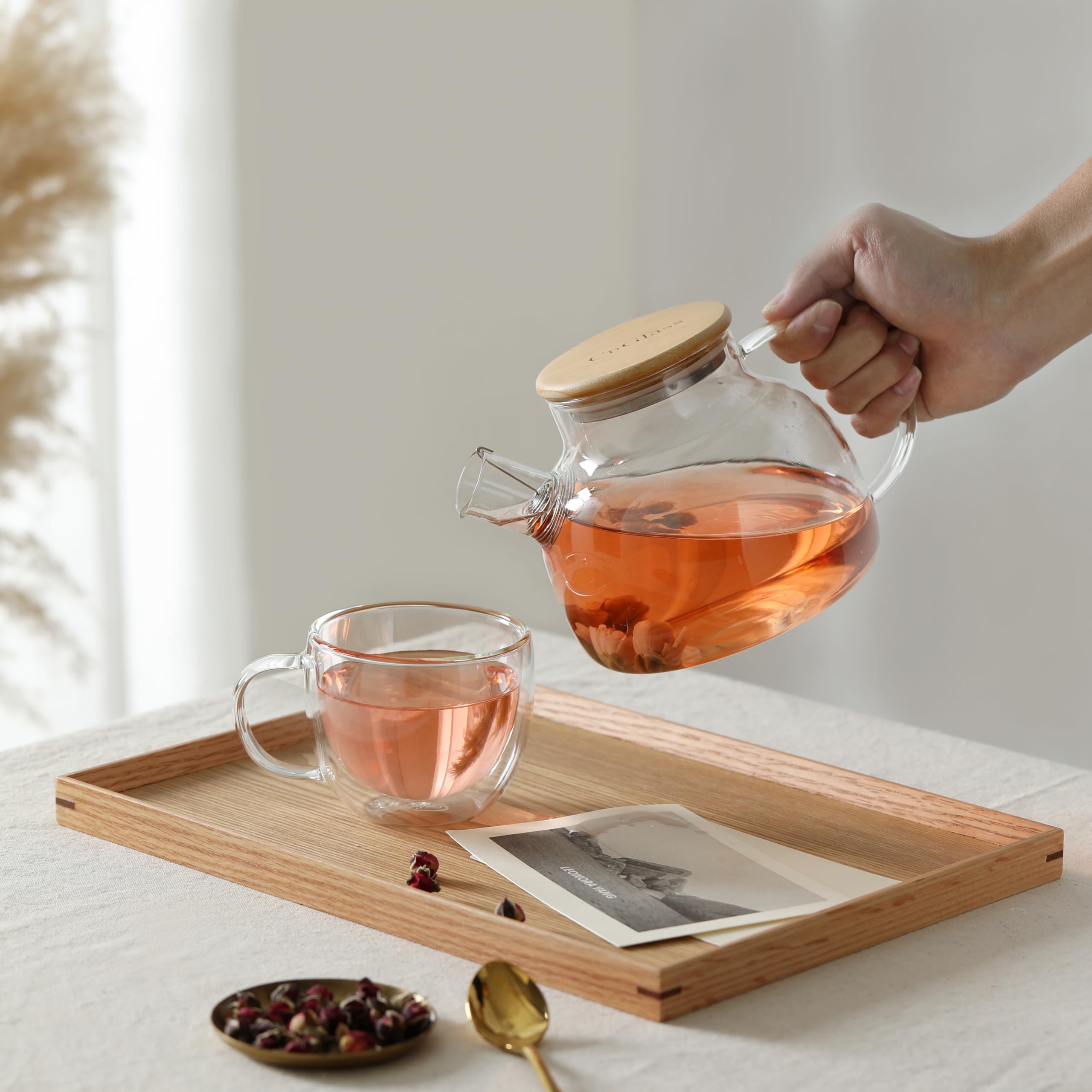CNGLASS clear glass mug keeps beverages visually appealing while maintaining temperature.