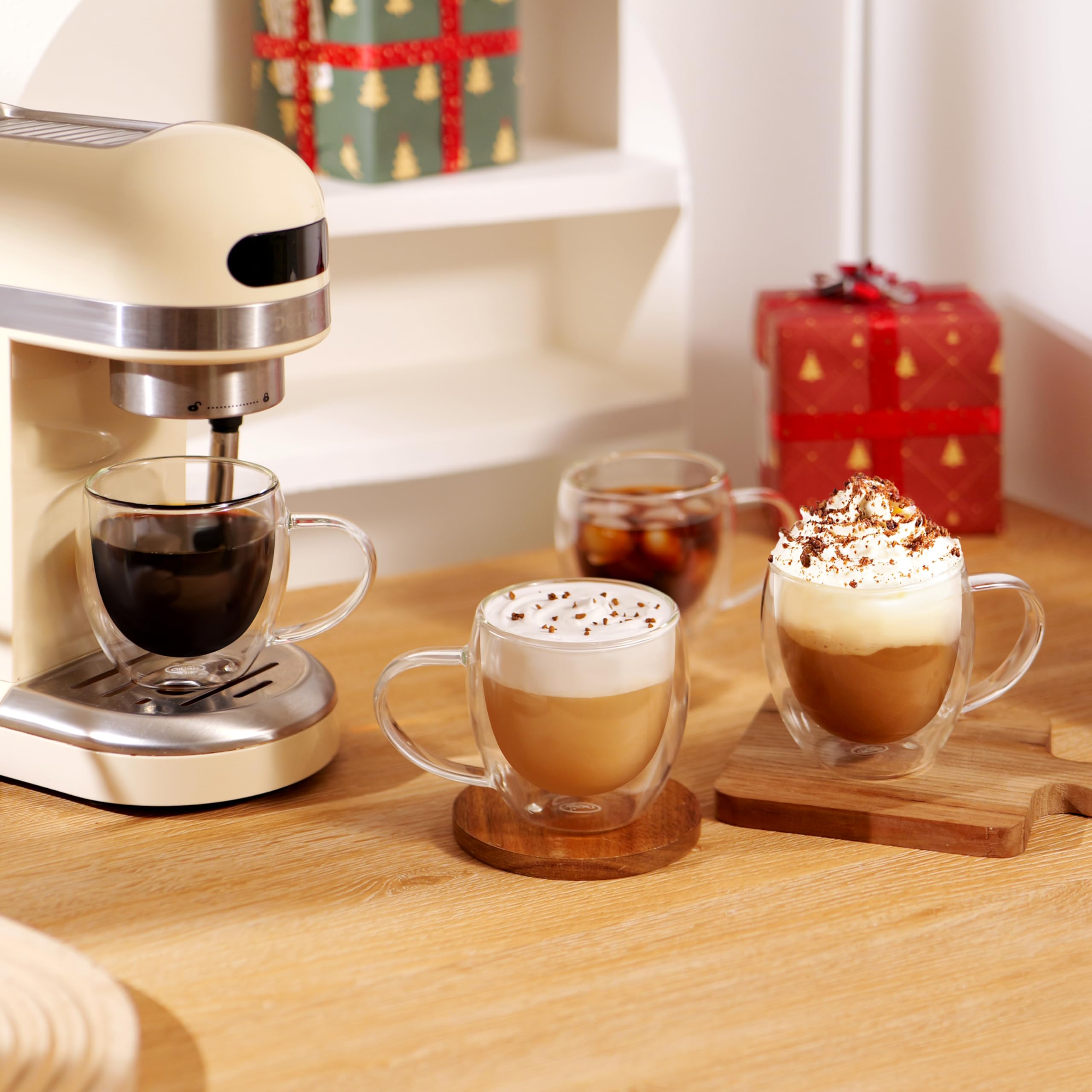 CNGLASS mug demonstrates temperature tolerance for hot and cold drinks.