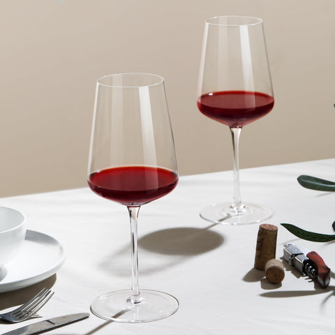 CnSneg crystal glasses produce a crisp tapping sound during service