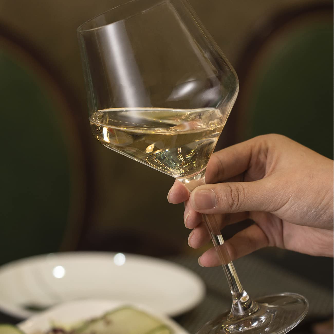 Coccot crystal-clear wine glass highlighting color and clarity.