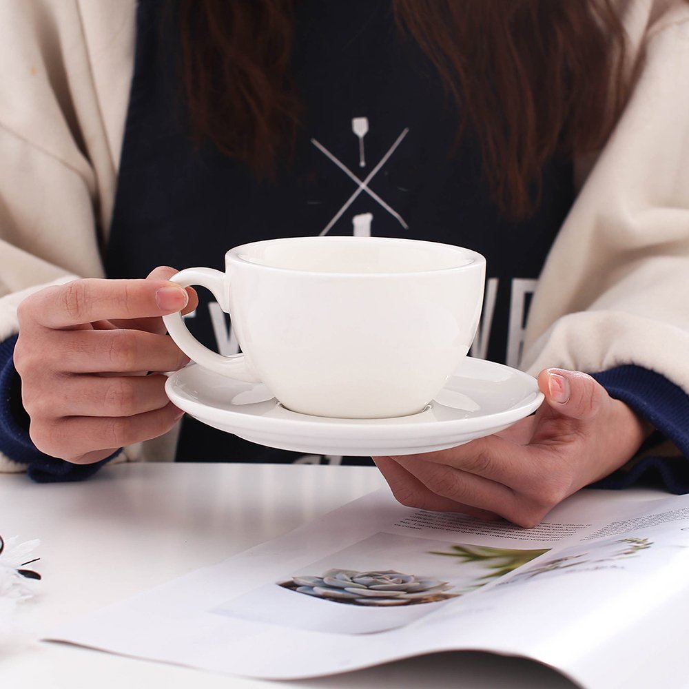 Round-bottom Coffeezone cup designed for latte art and cappuccino.