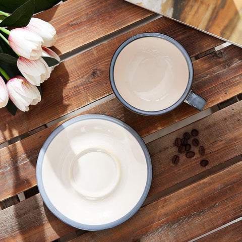 Coffeezone round-bottom ceramic latte art cup promotes stable placement during pouring.