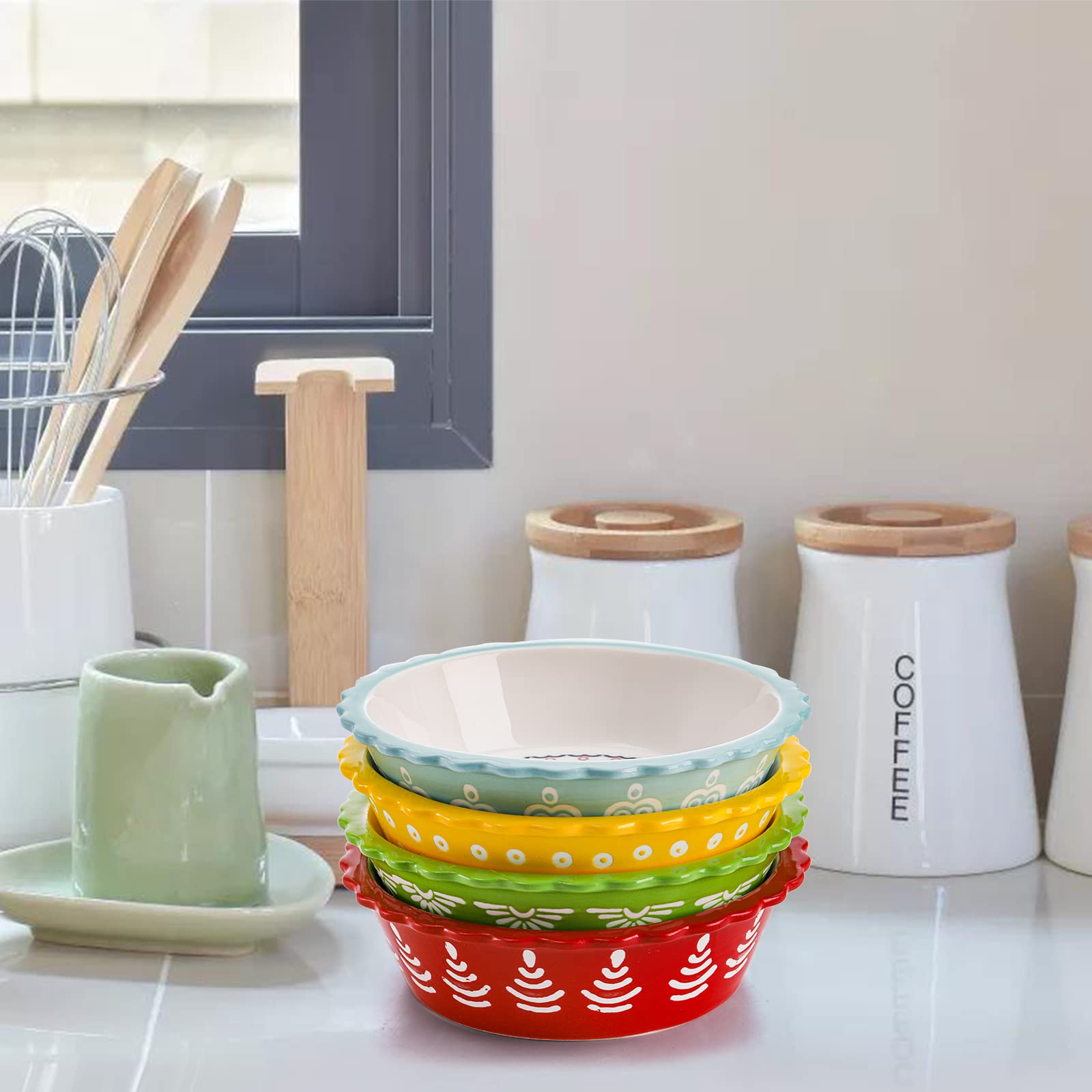 Coloch oven- and microwave-safe pie pan for versatile cooking.