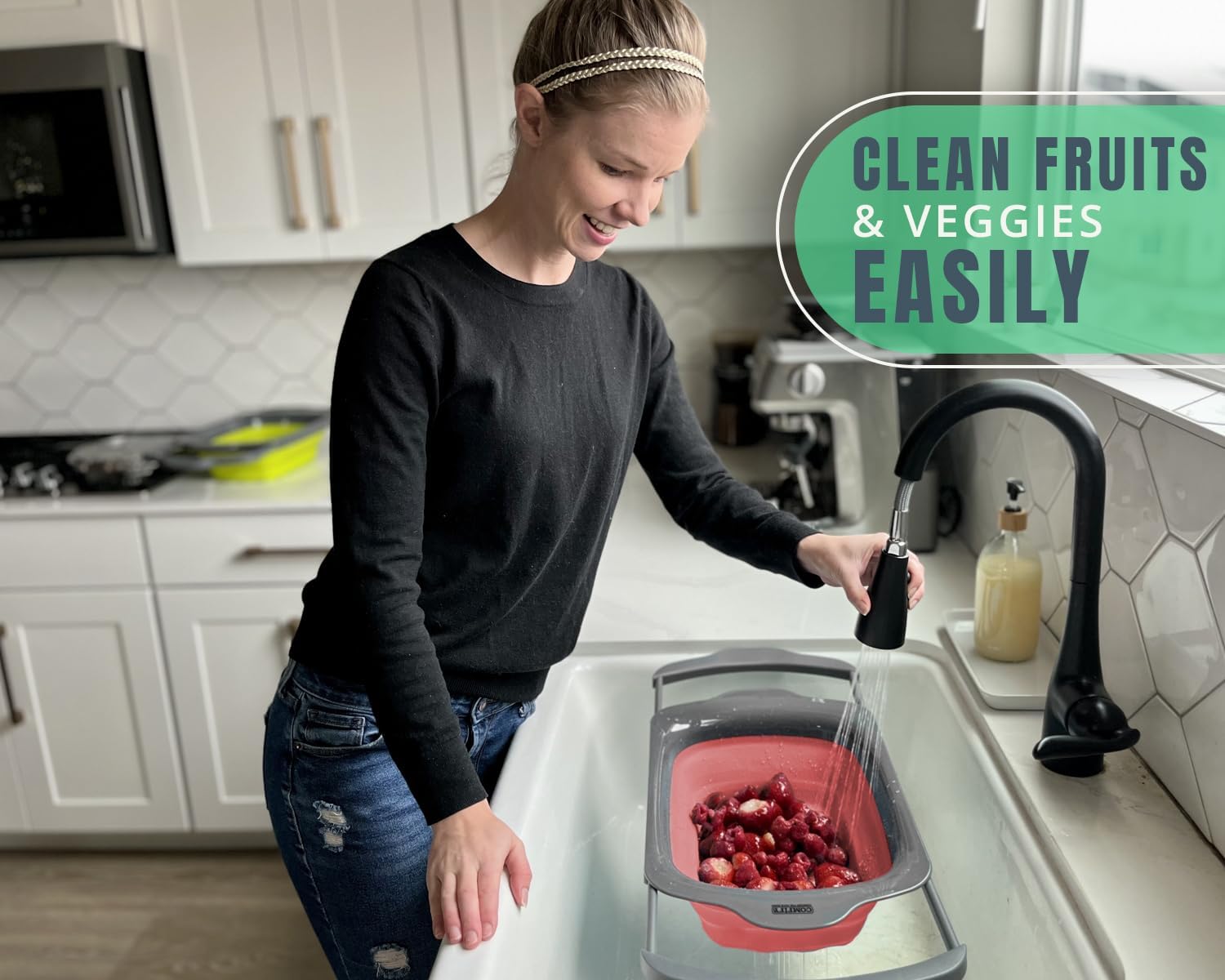 Comfify XL silicone colander rinses fruits and vegetables efficiently