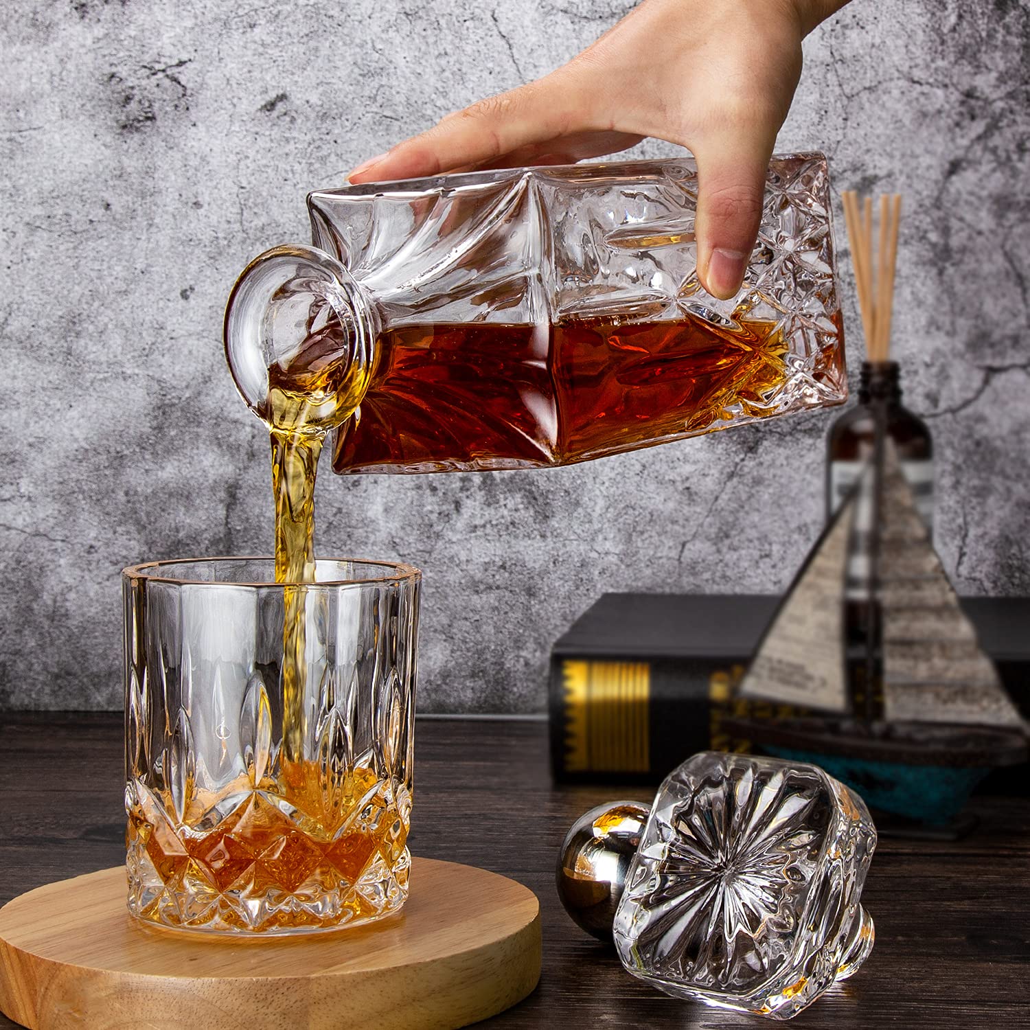 Comfome bar-ready decanter with airtight stopper keeps contents fresh.