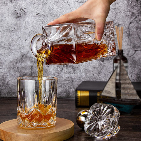 Comfome bar-ready decanter with airtight stopper keeps contents fresh.