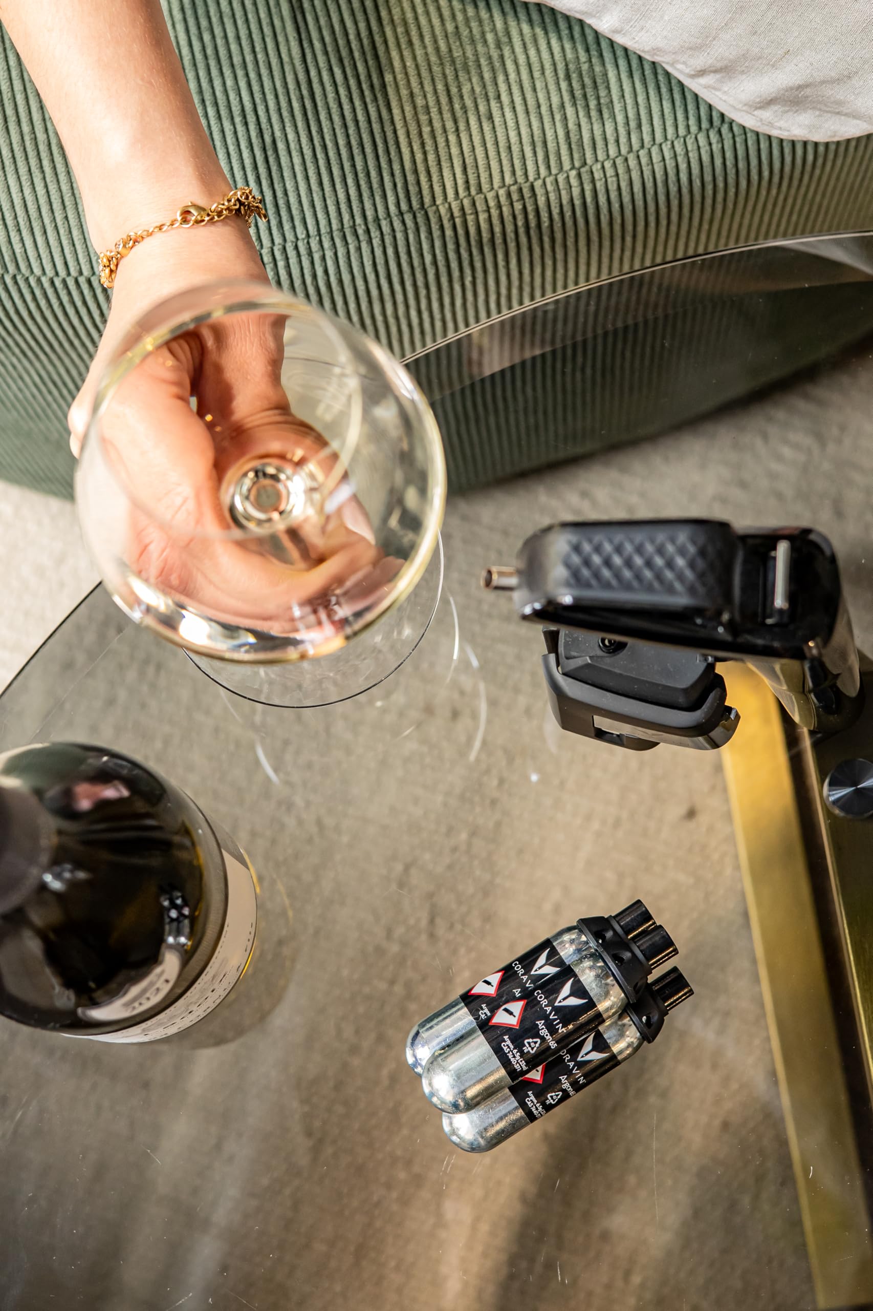 CORAVIN Pure Argon capsules with bottle illustrating extended wine freshness after pouring.