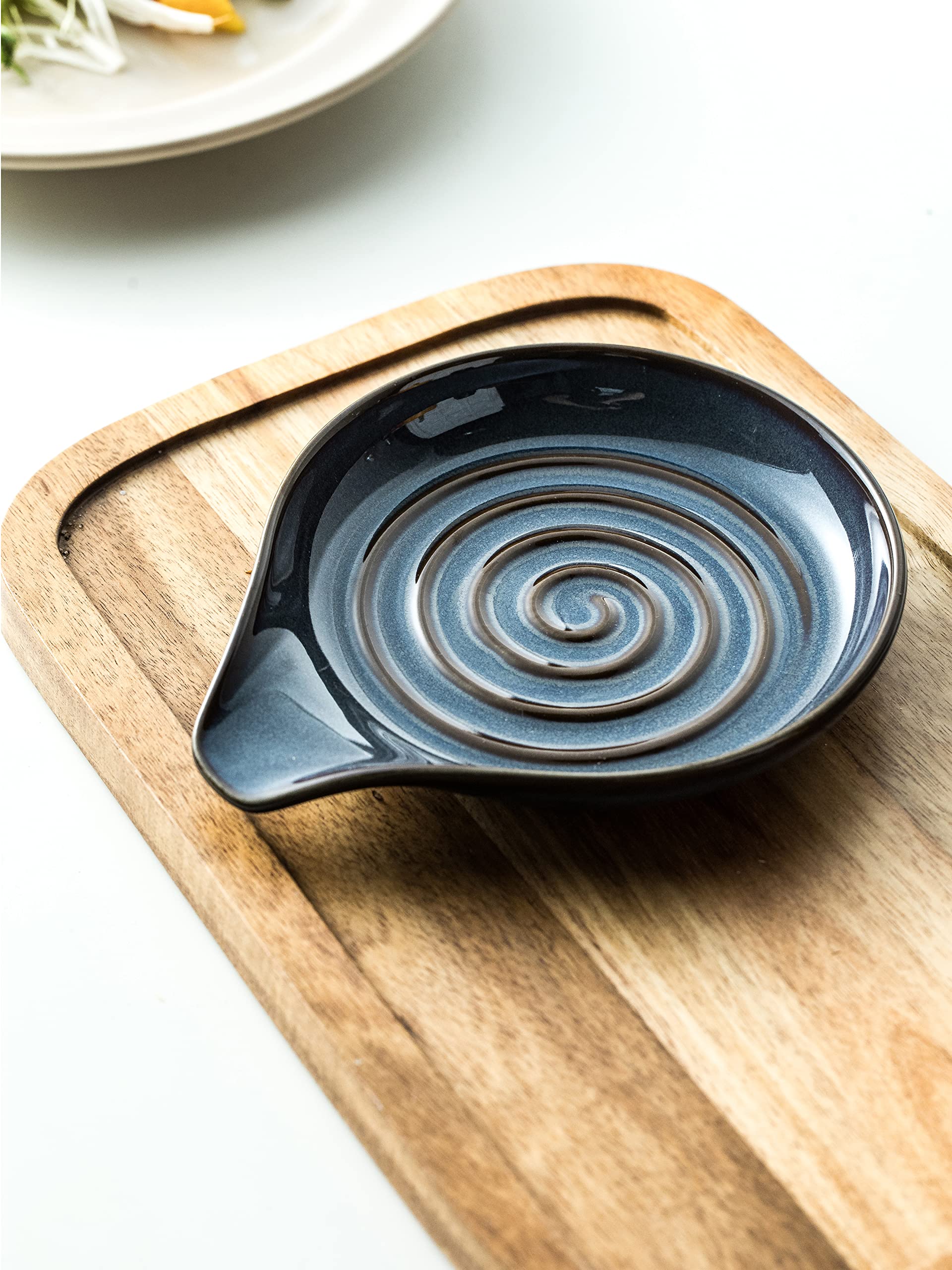 Blue and gray Cormomu holder pairs with any kitchen style.