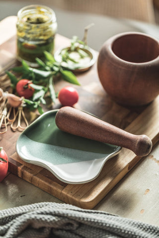 Cormomu coffee-spoon-rest protects surfaces during stirring