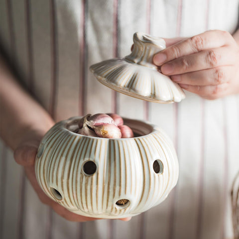 Cormomu gift-ready garlic keeper for cooks and garlic lovers