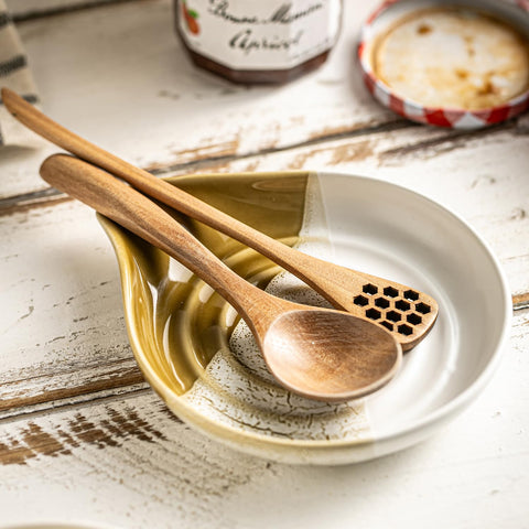 Cormomu gradient brown spoon rest showcases warm tones and keeps cooking area neat.