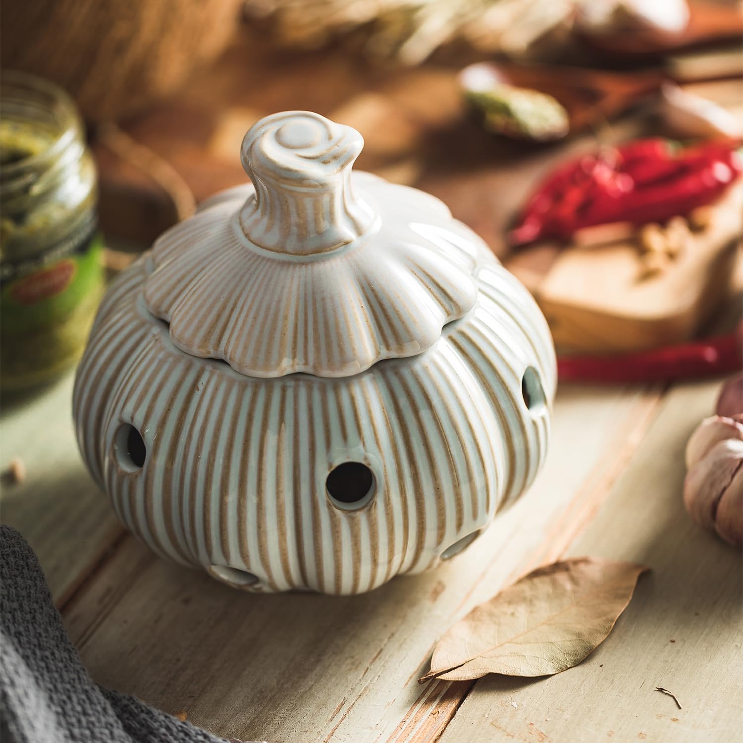 Cormomu large-capacity garlic container fits multiple bulbs and more