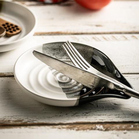 Cormomu nonstick ceramic spoon rest simplifies post-cook cleanup.