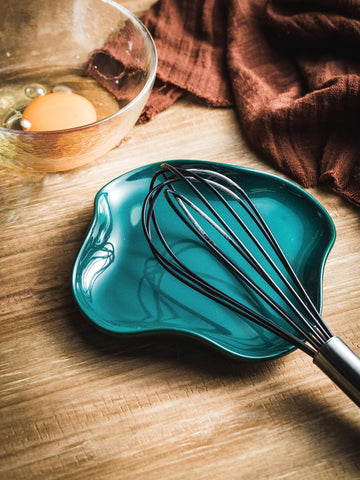 Cormomu porcelain spoon rest provides stable resting spot for ladles and spoons.