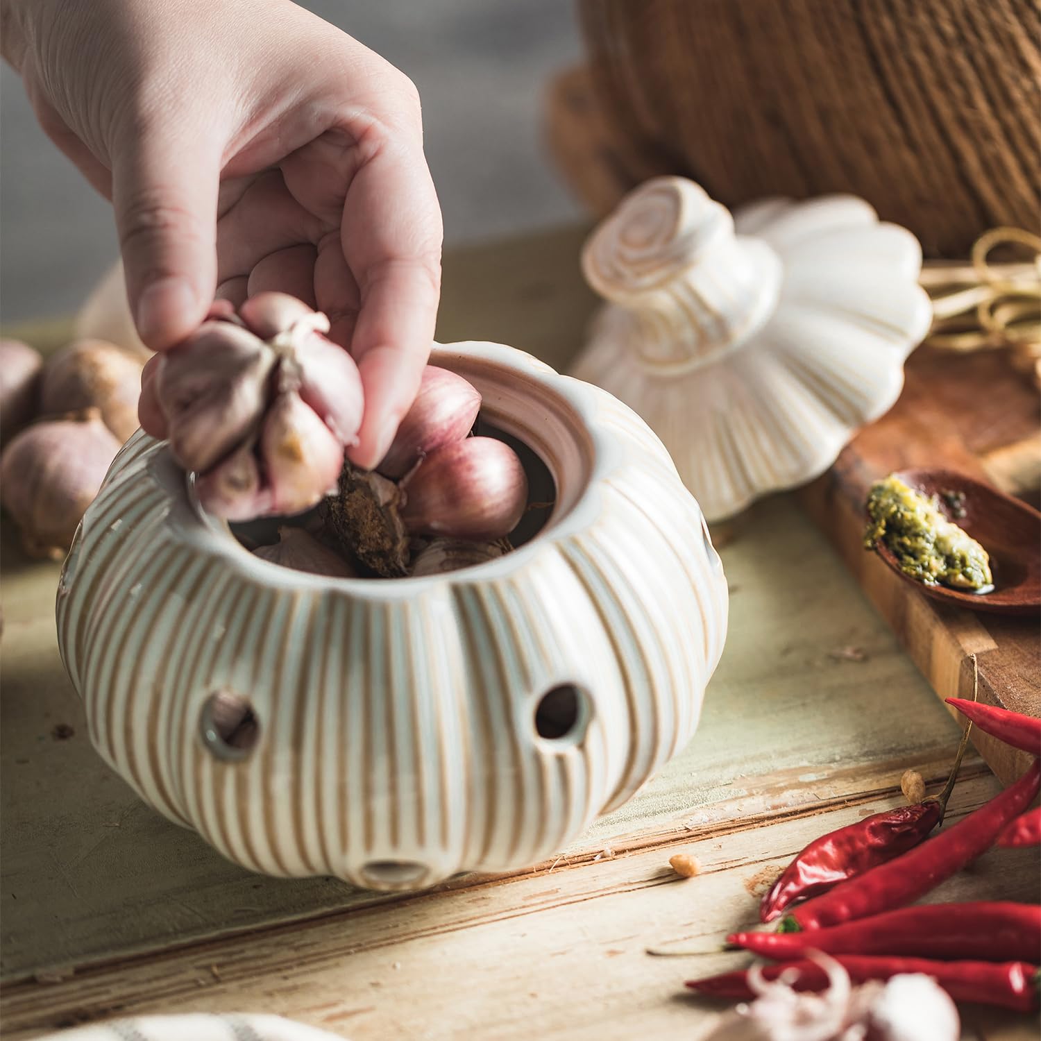 Cormomu smooth-surface ceramic keeper resists water marks on the counter