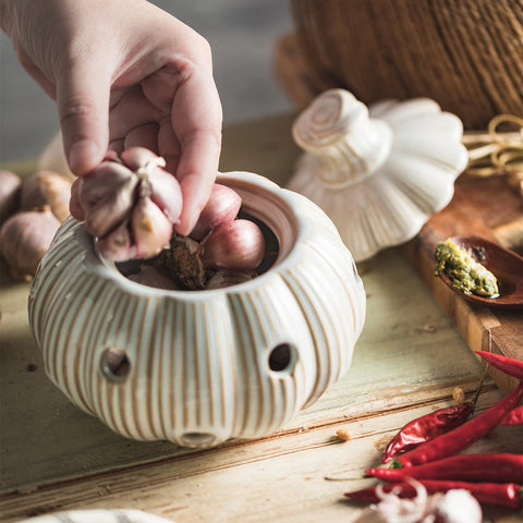 Cormomu smooth-surface ceramic keeper resists water marks on the counter