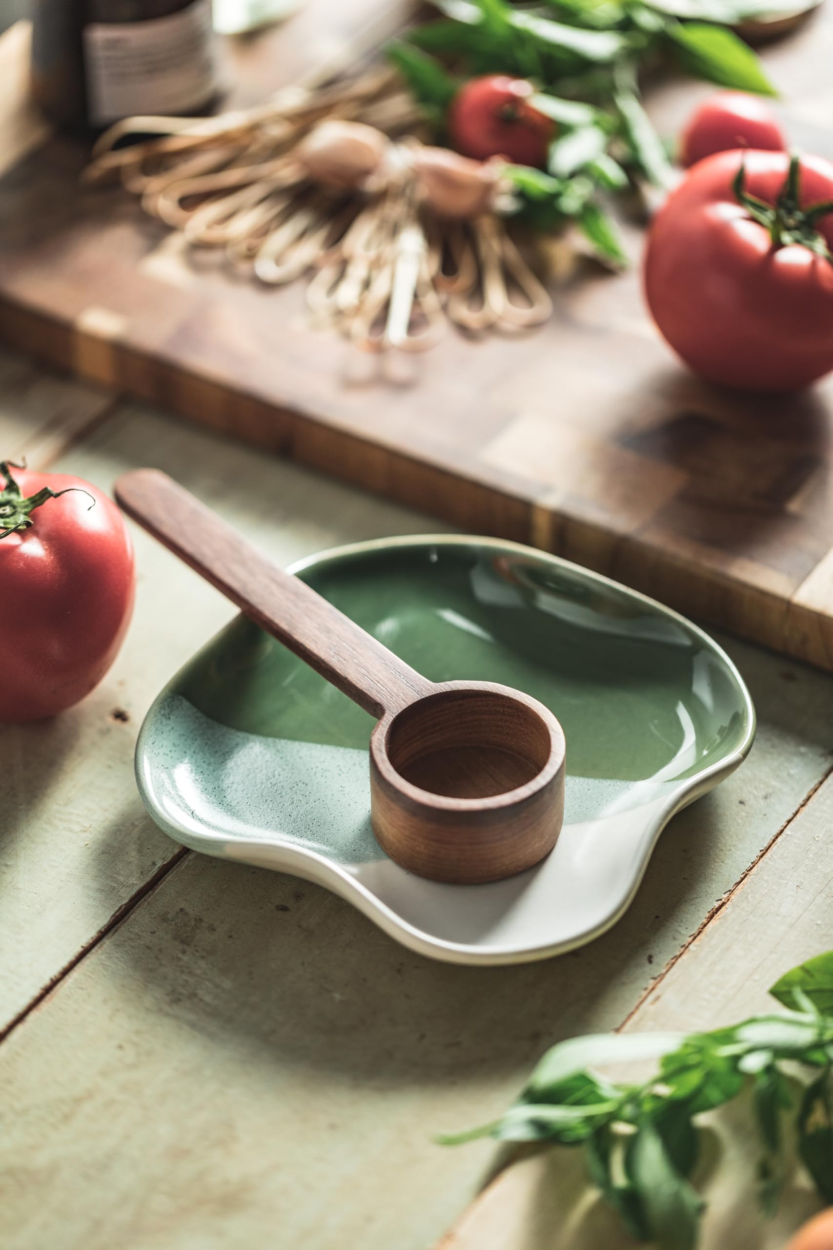 Cormomu spatula holder keeps utensils within easy reach