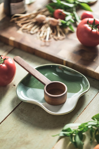 Cormomu spatula holder keeps utensils within easy reach