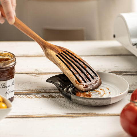 Cormomu spatula and ladle rest accommodates large utensils neatly.