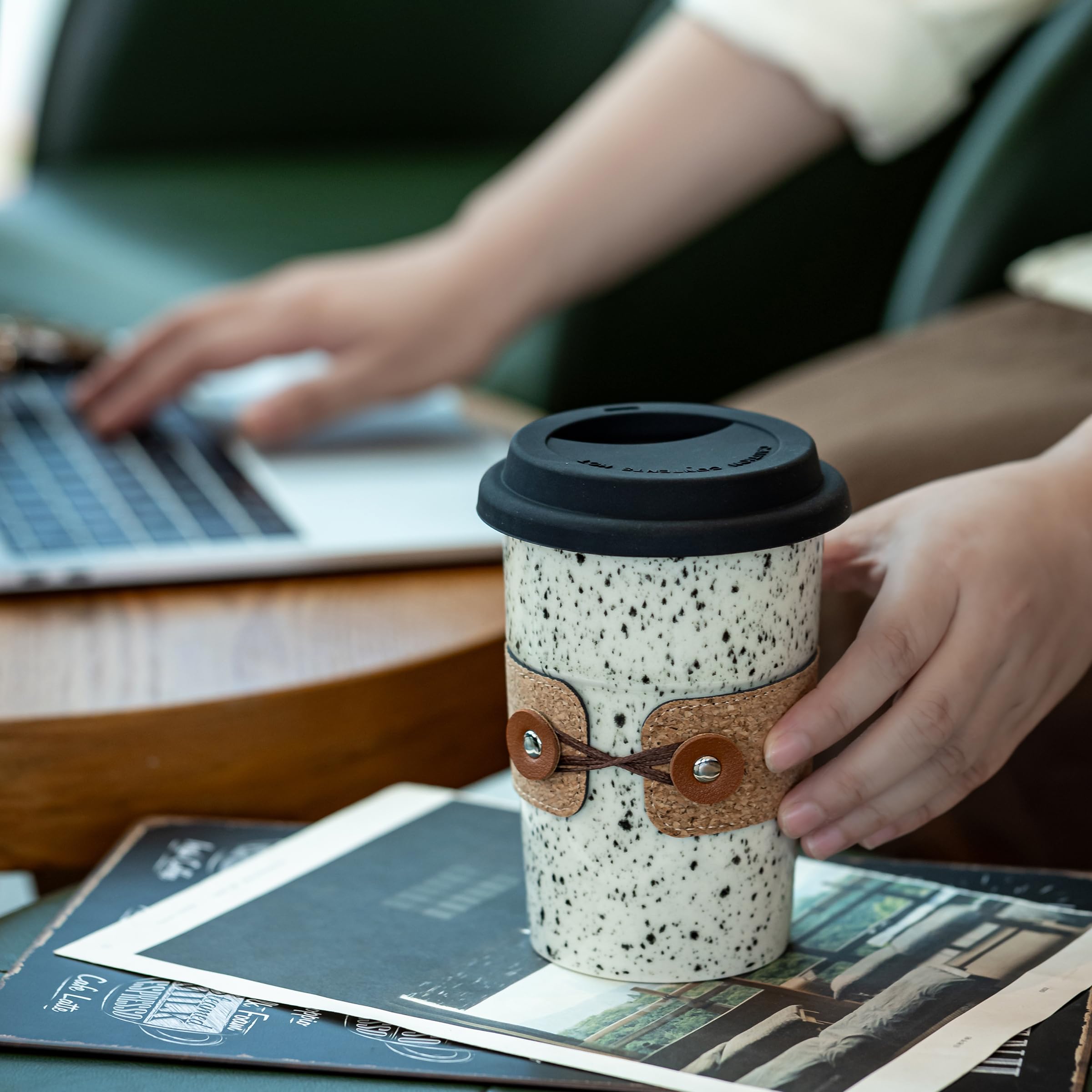Cormomu spill-proof lid keeps beverages secure during commuting and outdoor adventures.