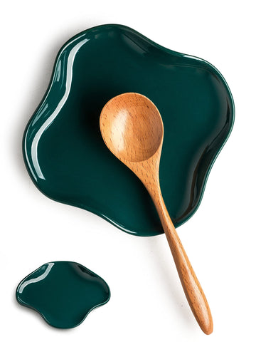 Cormomu spoon holder with ruffled edge keeps utensils organized during cooking.