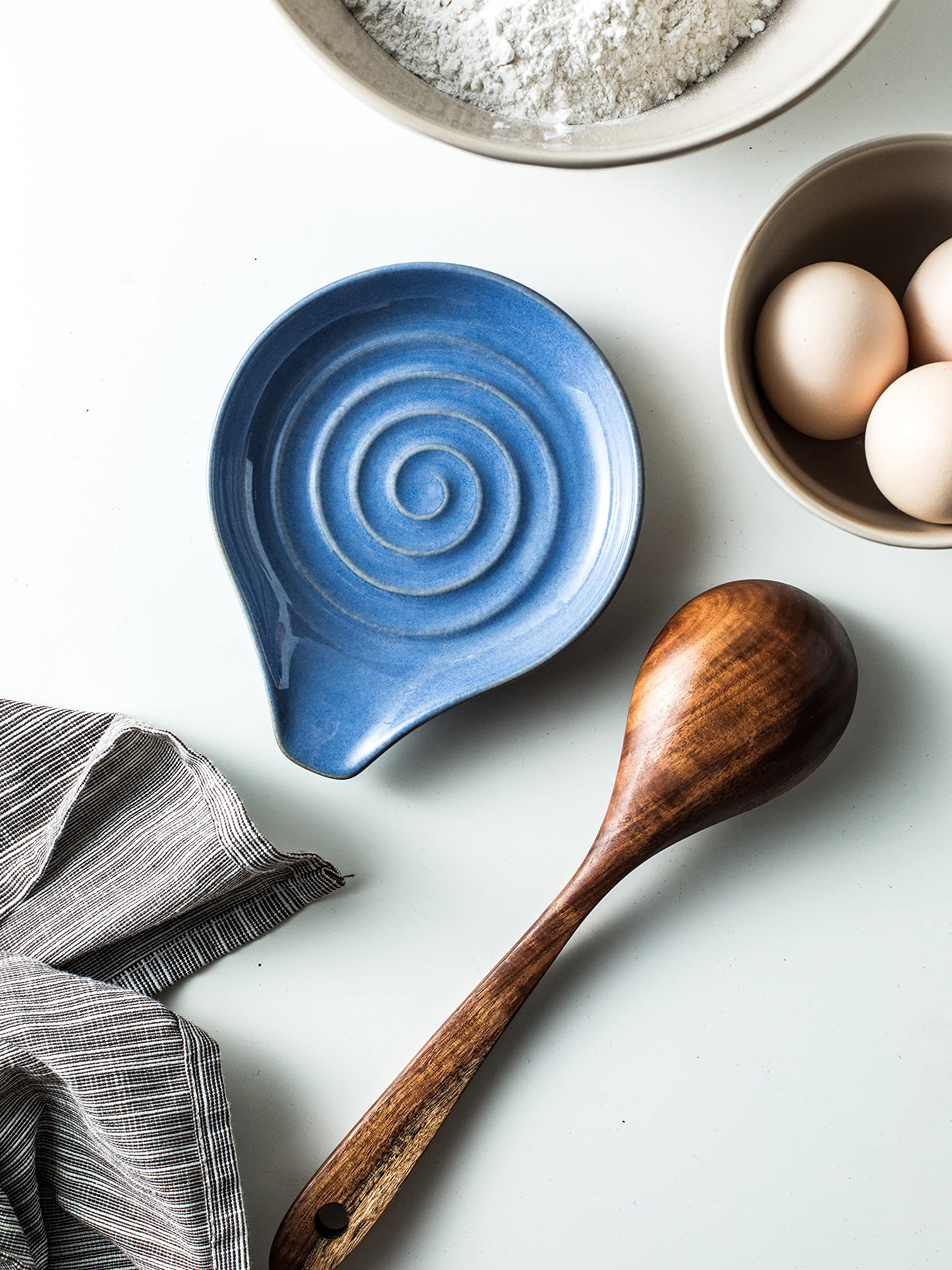 Cormomu heat-resistant ceramic spoon rest protects countertops during simmering