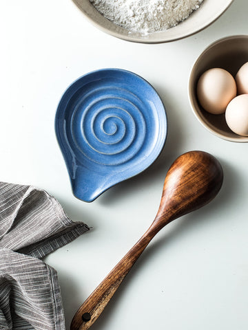 Cormomu heat-resistant ceramic spoon rest protects countertops during simmering