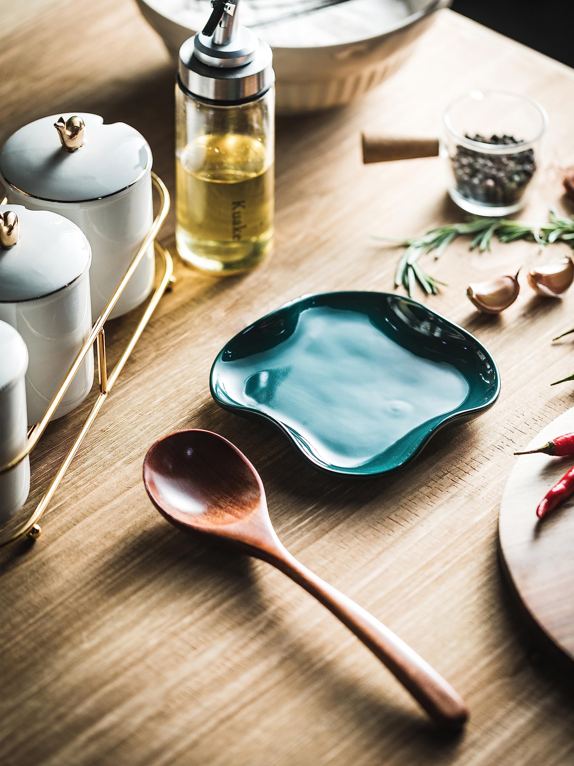 Cormomu ceramic spoon rest is dishwasher safe for easy cleanup after meals.