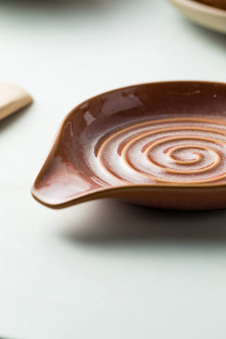 Cormomu spoon rest designed for everyday durability and utensil organization.