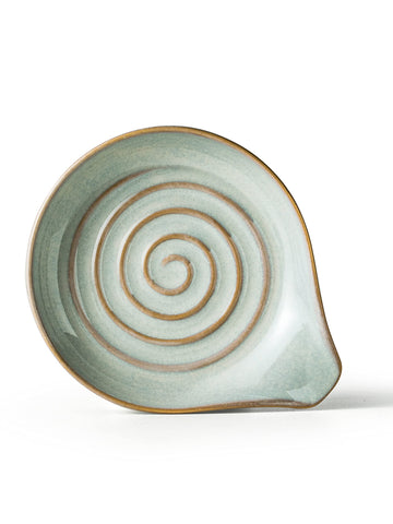 Cormomu spoon rest with glossy glaze; swirl centerpiece adds stylish counter decor.